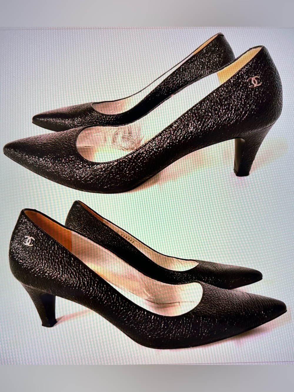 CHANEL Black Textured Leather Pointed-Toe Pumps with CC Logo Heel.Shoes ❤️❤️